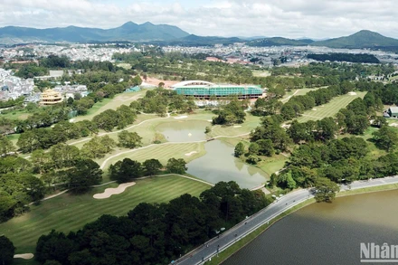Sân golf Đồi Cù - Đà Lạt.