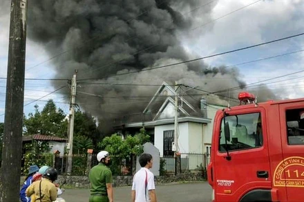 Lực lượng chức năng tiếp cận hiện trường vụ hỏa hoạn.