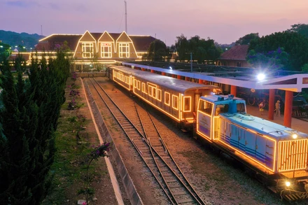 "Hành trình đêm Đà Lạt" bằng xe lửa cổ mang đến trải nghiệm thú vị cho du khách.