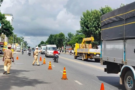 Lực lượng Cảnh sát giao thông tổ chức kiểm tra xe khách và xe vận tải hàng hóa trên quốc lộ 20.