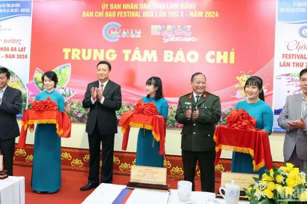 Các đại biểu thực hiện nghi thức khai trương Trung tâm báo chí phục vụ Festival Hoa Đà Lạt lần thứ 10.