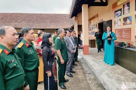 Các đại biểu nghe giới thiệu về các chuyên đề triển lãm.