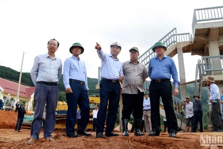 Đồng chí Nguyễn Hoàng Hiệp (giữa) trao đổi với lãnh đạo tỉnh Lâm Đồng về tình hình sụt lún, sạt trượt đất tại dự án hồ chứa nước Đông Thanh. 