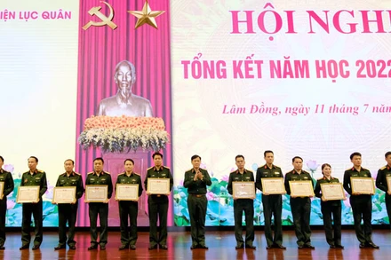 Lãnh đạo Học viện Lục quân trao danh hiệu Chiến sĩ thi đua toàn quân tặng các cá nhân.