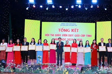 Giám đốc Sở Giáo dục và Đào tạo tỉnh Lâm Đồng trao giấy khen tặng các giáo viên xuất sắc tại Hội thi giáo viên dạy giỏi cấp tỉnh năm học 2024-2025.