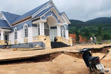 Nhiều ngôi nhà ở khu vực dự án hồ chứa nước Đông Thanh bị sụt lún, nứt nẻ do sạt trượt đất.