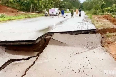 Mưa lớn gây sụt lún nghiêm trọng tuyến đường tránh phía nam thành phố Bảo Lộc, tỉnh Lâm Đồng.
