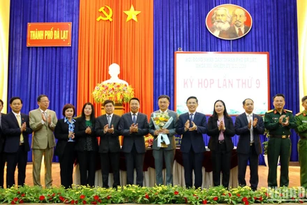 Đồng chí Đặng Quang Tú (cầm hoa) được bầu làm Chủ tịch Ủy ban nhân dân thành phố Đà Lạt, nhiệm kỳ 2021-2026.