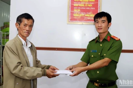 Ông Nhơn giao nộp số tiền nhặt được cho cơ quan công an nhờ tìm chủ nhân.