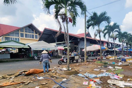 Cơ quan chức năng tiến hành tháo dỡ các lều, quán dựng trái phép gây mất mỹ quan tại chợ Bảo Lộc, tỉnh Lâm Đồng.