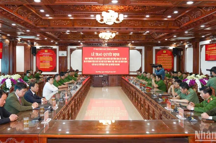 Quang cảnh buổi trao quyết định khen thưởng.