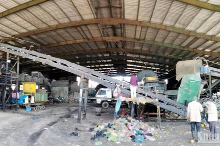 Một góc dây chuyền xử lý rác thải tại nhà máy xử lý chất thải rắn thành phố Đà Lạt.