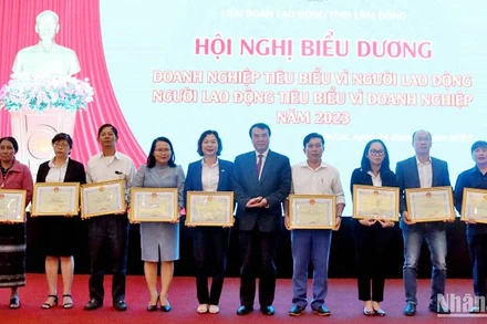 Các doanh nghiệp và người lao động tiêu biểu nhận Bằng khen của Chủ tịch UBND tỉnh Lâm Đồng.