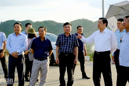 Đồng chí Phan Đình Trạc và Đoàn công tác đi thực tế tại công trình hồ chứa nước Đạ Sị, huyện Cát Tiên, Lâm Đồng.