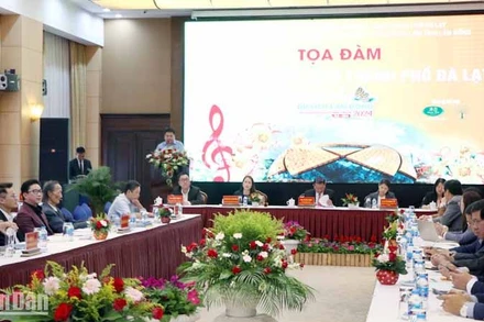 Chuyên gia về du lịch trình bày ý kiến tại tọa đàm.