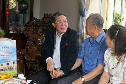 Phó Chủ tịch Quốc hội Nguyễn Đức Hải thăm, tặng quà gia đình chính sách tiêu biểu tại huyện Đức Trọng, tỉnh Lâm Đồng.