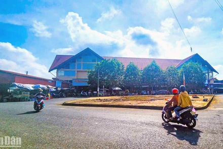 Các lều, quán dựng trái phép tại khuôn viên chợ Bảo Lộc đã được tháo dỡ.