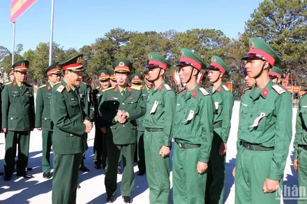 Giám đốc Học viện Lục quân trò chuyện với các chiến sĩ mới.