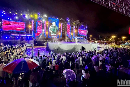 Lễ hội âm nhạc “Dalat Color Fun Festival 2024” diễn ra trong 2 đêm, 1 và 2/9, tại Quảng trường Lâm Viên, thành phố Đà Lạt, thu hút hàng nghìn người.