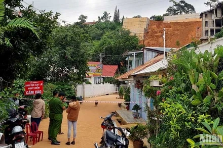 Cơ quan chức năng phong tỏa hiện trường vụ sạt lở tại phường 10, thành phố Đà Lạt để xử lý vụ việc.