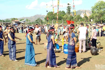 Đồng bào các dân tộc Nam Tây Nguyên cùng vui ngày hội.