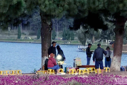 Tình trạng buôn bán hàng rong, kinh doanh tự phát diễn ra bên thắng cảnh hồ Xuân Hương - Đà Lạt diễn ra liên tục trong thời gian qua.