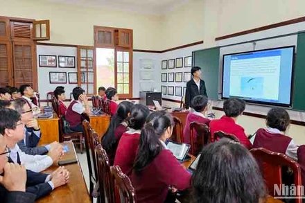 Buổi dạy thử nghiệm phòng học thông minh tại Trường trung học phổ thông chuyên Thăng Long - Đà Lạt.