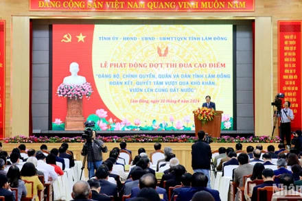 Quang cảnh Lễ phát động đợt thi đua cao điểm: “Đảng bộ, chính quyền, quân và dân tỉnh Lâm Đồng đoàn kết, quyết tâm vượt qua khó khăn, vươn lên cùng đất nước”.