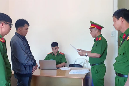 Cơ quan công an thực hiện lệnh bắt giam bị can.