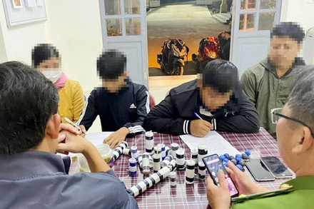 Hai học sinh vi phạm làm việc với cơ quan công an có sự giám hộ của gia đình.