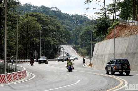 Từ sáng 14/12, các loại phương tiện (trừ xe tải) đã được lưu thông trên tuyến đường đèo Prenn, đoạn từ thác Datanla vào trung tâm Đà Lạt.