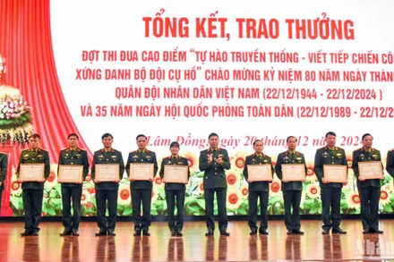 Thiếu tướng Nguyễn Công Sơn, Phó Chính ủy Học viện Lục quân trao giấy khen tặng các tập thể, cá nhân đạt thành tích trong đợt thi đua cao điểm.