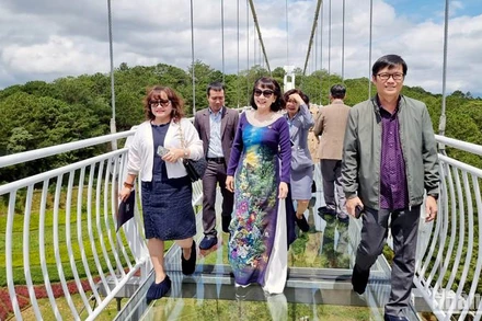 Cầu kính công nghệ 7D thu hút du khách trải nghiệm trong ngày khai trương. 