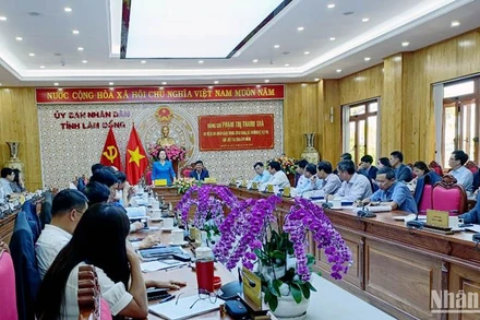 Quang cảnh buổi làm việc.