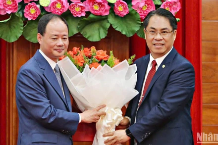 Đồng chí Trần Hồng Thái, Thứ trưởng Khoa học và Công nghệ (bên trái) được điều động giữ chức Phó Bí thư Tỉnh ủy Lâm Đồng.