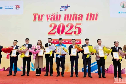 Đại diện Báo Thanh Niên tri ân các đơn vị phối hợp tổ chức chương trình tư vấn mùa thi năm 2025.