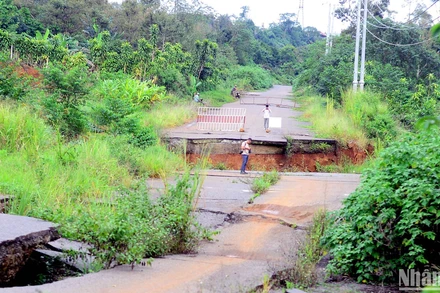 Nhiều đoạn trên tuyến đường tránh phía Nam thành phố Bảo Lộc bị sụt lún, mặt đường đứt gãy.