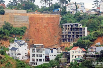 Hiện trường vụ sạt lở nghiêm trọng tại phường 10, thành phố Đà Lạt rạng sáng 29/6.