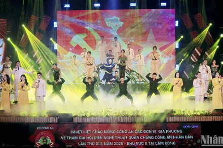 Tiết mục biểu diễn tại đêm khai mạc Hội diễn nghệ thuật quần chúng Công an nhân dân lần thứ 13 năm 2025-khu vực 2.