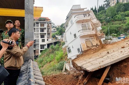 Ngôi nhà bị xô lệch trong vụ sạt lở nghiêm trọng tại phường 10, thành phố Đà Lạt rạng sáng 29/6.