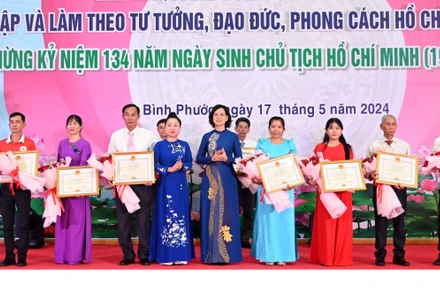 Lãnh đạo tỉnh Bình Phước khen thưởng các điển hình tiến tiến học và làm theo Bác.