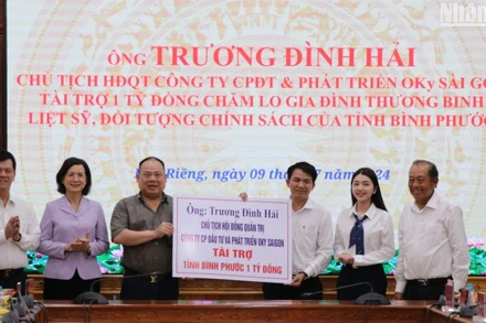 Công ty Cổ phần Đầu tư và Phát triển Oky Sài Gòn - Tập đoàn Ngân Tín trao bảng tượng trưng tài trợ 1 tỷ đồng để xây dựng nhà tình nghĩa cho các gia đình thương binh, liệt sĩ và các đối tượng chính sách của tỉnh Bình Phước.