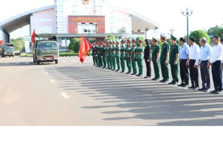 Lãnh đạo tỉnh Bình Phước đón hài cốt liệt sĩ tại Cửa khẩu Quốc tế Hoa Lư.