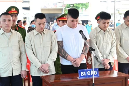 Nhóm bị cáo nghe Tòa án nhân dân thành phố Đồng Xoài tuyên án.