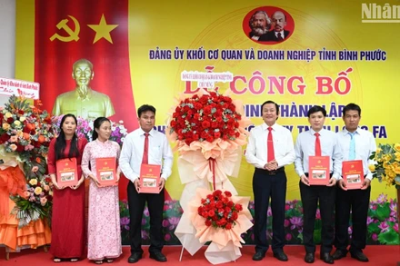 Lãnh đạo Đảng ủy Khối cơ quan và Doanh nghiệp tỉnh Bình Phước trao Quyết định thành lập chi bộ và Quyết định chỉ định chi ủy, bí thư, phó bí thư và tặng lẵng hoa chúc mừng Chi bộ cơ sở công ty TNHH Long Fa.