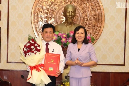 Phó Bí thư Thường trực Tỉnh ủy, Chủ tịch Hội đồng nhân dân tỉnh Bình Phước Huỳnh Thị Hằng trao Quyết định bổ nhiệm Chánh Văn phòng Tỉnh ủy cho đồng chí Đặng Hà Giang.