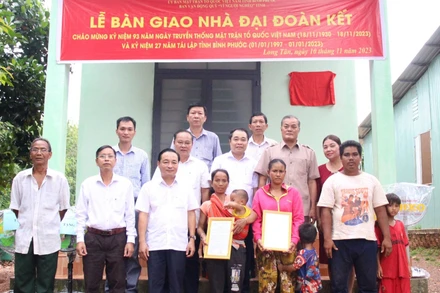 Lãnh đạo tỉnh Bình Phước trao nhà đại đoàn kết cho người nghèo tại huyện Bù Gia Mập. (Ảnh NHẤT SƠN)