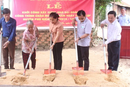 Lãnh đạo Huyện ủy Phú Riềng, tỉnh Bình Phước cùng nhân dân khởi công xây dựng nhà đại đoàn kết cho người nghèo. (Ảnh NHẤT SƠN)