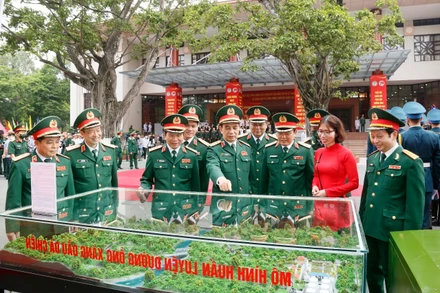 Đại tướng Phan Văn Giang, Ủy viên Bộ Chính trị, Bộ trưởng Quốc phòng tham quan mô hình sáng tạo đường ống xăng dầu trong dã ngoại. (Ảnh: Việt Dũng)