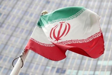 Lá cờ Iran trước trụ sở Cơ quan Năng lượng Nguyên tử Quốc tế (IAEA) tại Vienna. Ảnh: Reuters